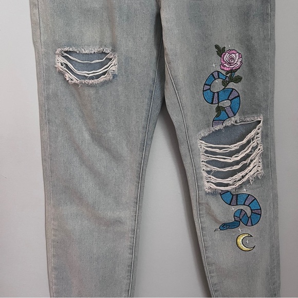 Cotton On Light Wash Straight Leg Relaxed High 90s Jeans Sz 4 Snake Embroidered - Picture 3 of 9